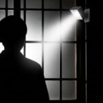 防犯センサーライト逆効果？窓の格子後付けと内側からの対策