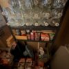 自宅の納戸に保管している飲料水・缶詰・レトルト食品の備蓄