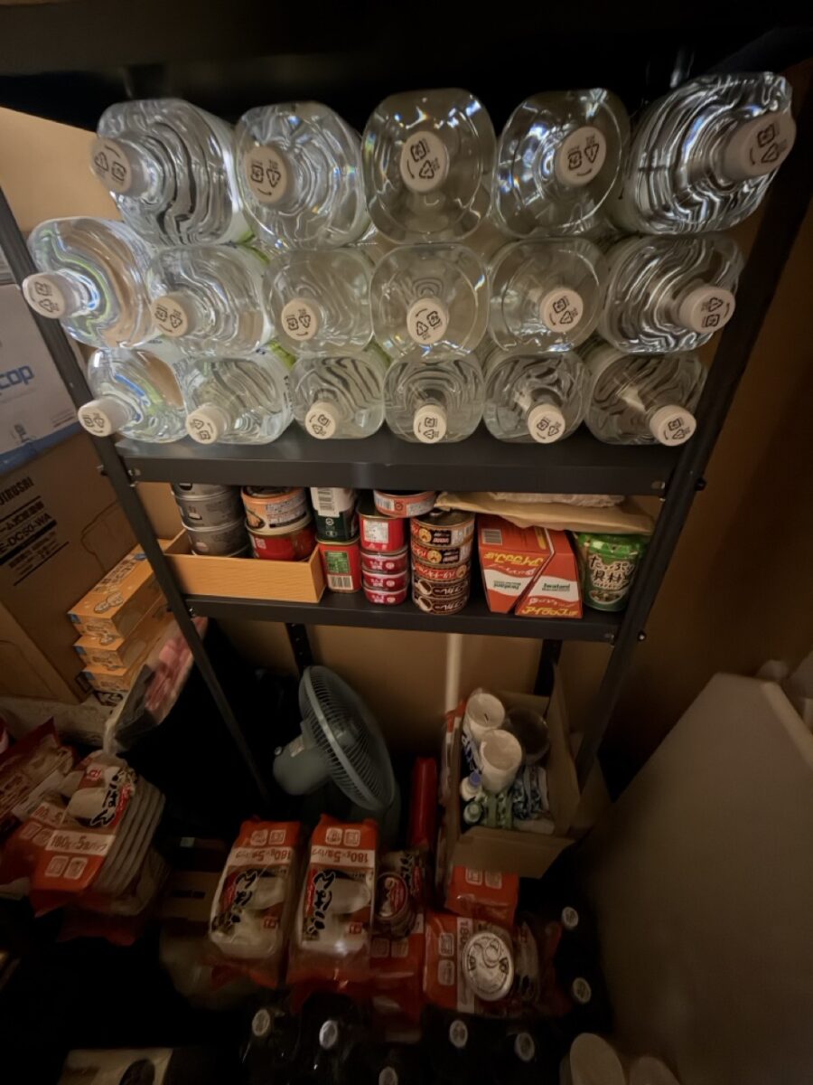 自宅の納戸に保管している飲料水・缶詰・レトルト食品の備蓄